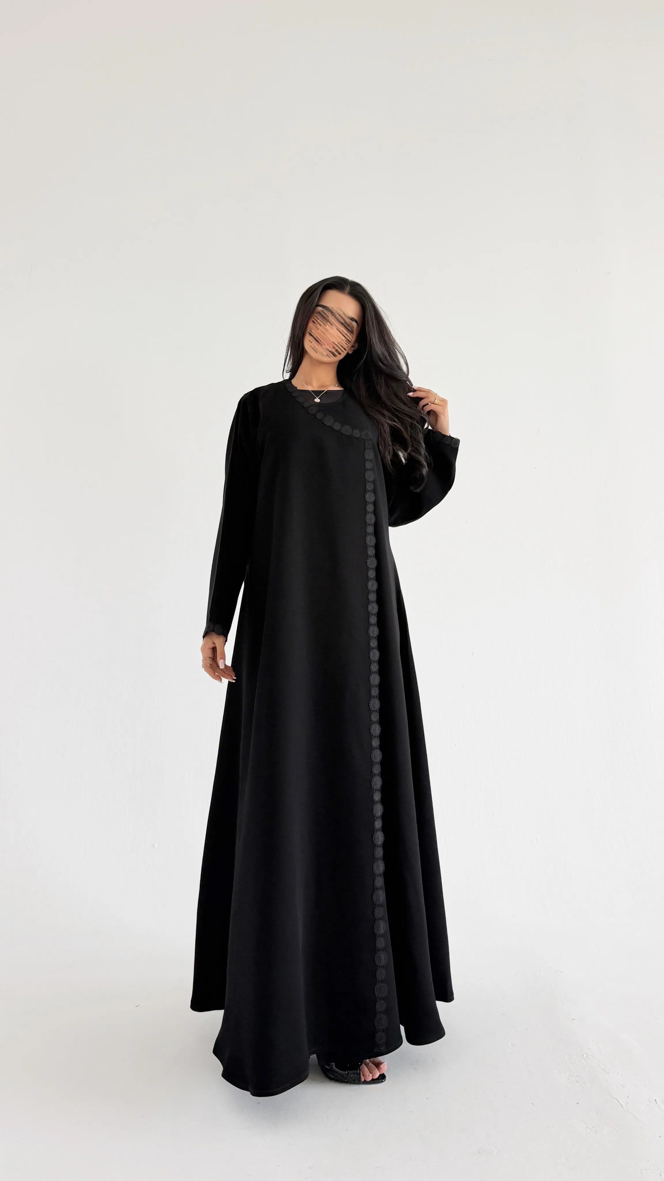 عبايات سوداء